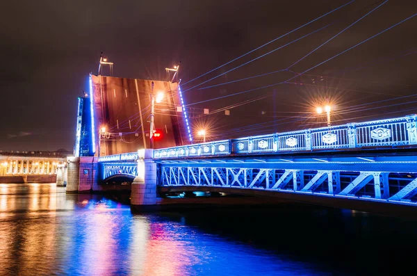 Ворота Дворцового моста ночью в Санкт-Петербурге . — стоковое фото