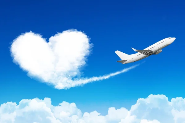 구름, 푸른 하늘에 비행기 왼쪽 심장의 구름의 형태로 추적. — 스톡 사진