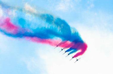 Uçak grup avcı duman renkli arka planı.