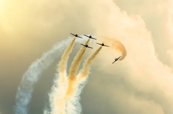 Vliegtuigen straaljagers roken de achtergrond van de hemel wolken en zon — Stockfoto