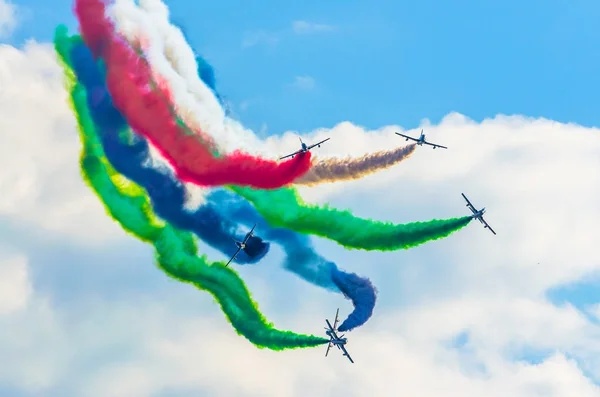煙の色の背景に飛行機グループ戦闘機. — ストック写真