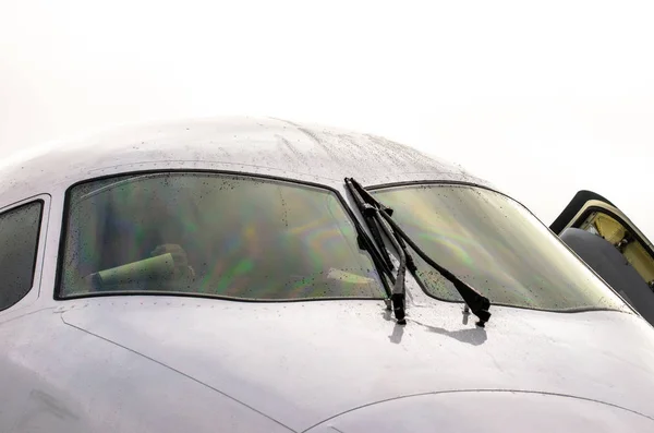 Avión de cabina del piloto con limpiaparabrisas en el parabrisas, gotas de lluvia de agua en tiempo nublado . —  Fotos de Stock