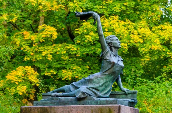 Bir sonbahar Park ellerinde bir mendil ile genç bir kadın heykeli.