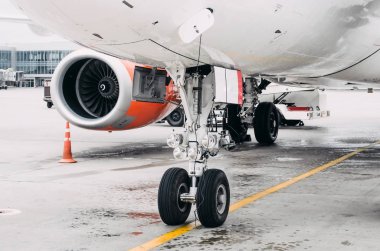 Ön iniş takımı ve motoru uçak Park Havaalanı.
