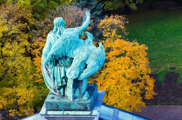 Vista de las antiguas estatuas hombre y águila de estuco y la cúpula — Foto de Stock