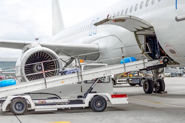 空港で貨物室に手荷物の旅客航空機搭載. — ストック写真