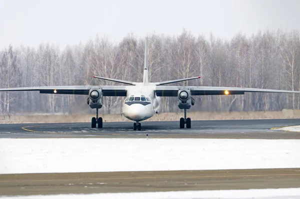 Passenger Airplane on the airfield winter before takeoff. — Stock Photo, Image