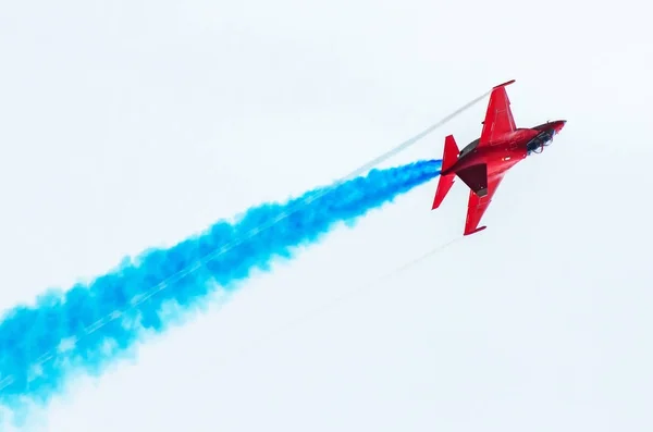 Combattant vole dans la fumée dans le ciel bleu acrobatie aérienne . — Photo