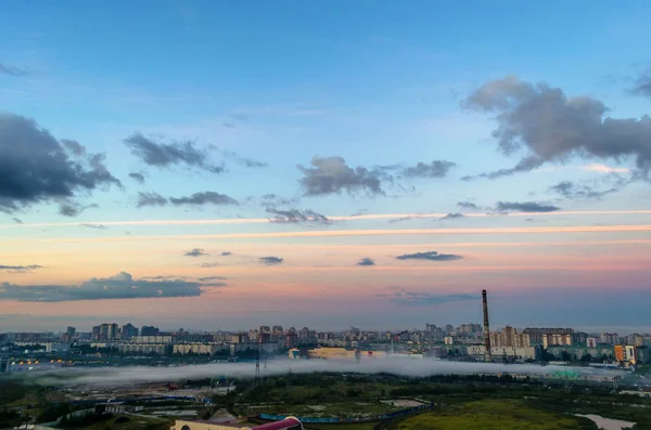 Sabah sabah aynı zamanda şehir sis sanayi ve konut alanı olduğunu. — Stok fotoğraf