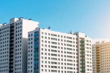Konut evleri, aynı balkon ve windows.