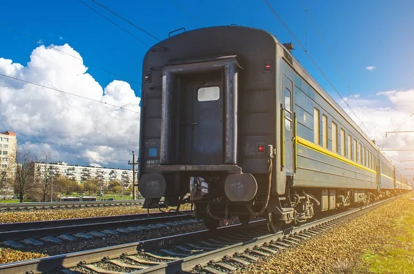 Vieux sales voitures de train de voyageurs sur la gare en Russie . — Photo