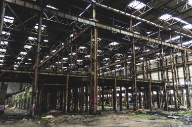 Büyük endüstriyel salonu terk edilmiş depo, fabrika çöp bir grup ile.