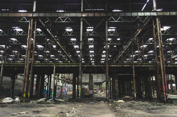 Grande salão industrial abandonado armazém, fábrica com um monte de lixo . — Fotografia de Stock