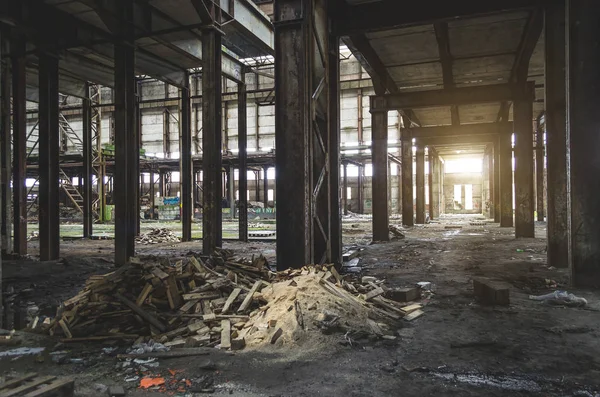 Large industrial hall abandoned warehouse, factory with a bunch of garbage. — Stock Photo, Image