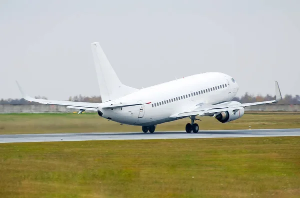 El avión despega de la pista en el aeropuerto . — Foto de Stock