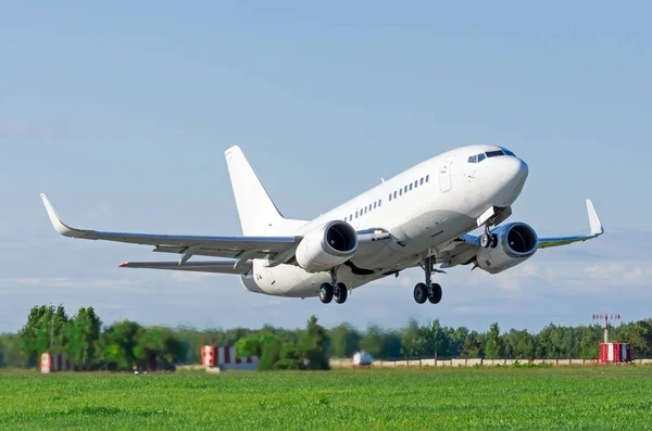 Avión se separa de la pista en el aeropuerto . —  Fotos de Stock