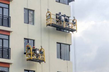 Masa üstü şarj aletler asılı cephe inşaat iş yerinde Oluşturucu.