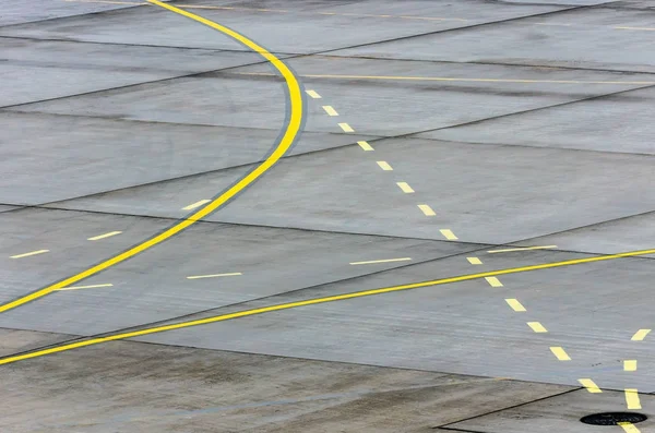 Προσγείωση υπογράψει το φως κατεύθυνσης χαραγματιές στην άσφαλτο του διαδρόμου σε ένα εμπορικό Αεροδρόμιο. — Φωτογραφία Αρχείου