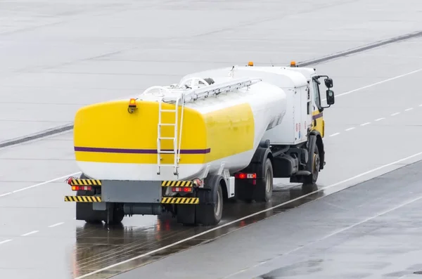 Camión con tanque de combustible en la autopista, camiones cisterna de combustible metálico que envían combustible . — Foto de Stock