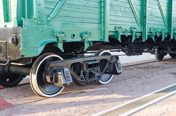 Ruote di un treno una carrozza, ruote con un orlo bianco . — Foto Stock