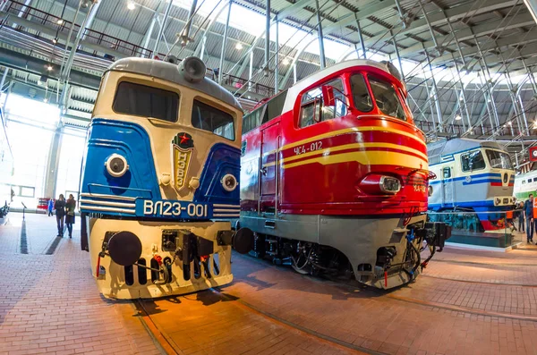 소련 시대의 전기, 디젤 기관차 오래 된 러시아 상트페테르부르크입니다. 2017 년 11 월 2 일. — 스톡 사진