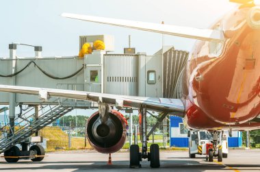 Teletrap havaalanında uçak, yolcu yatılı çıkışına bağlı.