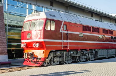 Dizel lokomotif tren istasyonu platformu.
