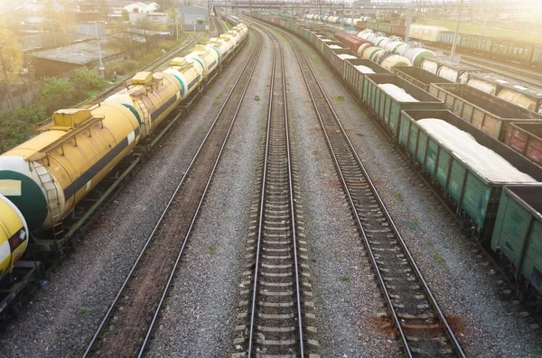 Sorteren van vracht auto's aan de spoorweg terwijl vorming de trein. — Stockfoto