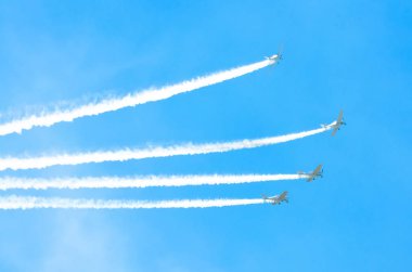 Işık motoru uçak ile mavi gökyüzü güneş ışığı ve parlamayı grupta beyaz duman sinek iz.