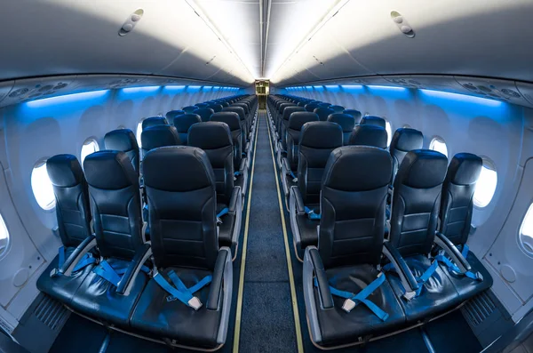Weergave van zitplaatsen in een vliegtuig blauw verlichte. — Stockfoto