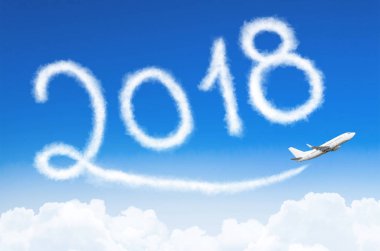 Mutlu yeni yıl 2018 kavramı. Uçak buharı contrail gökyüzünde çizerek.