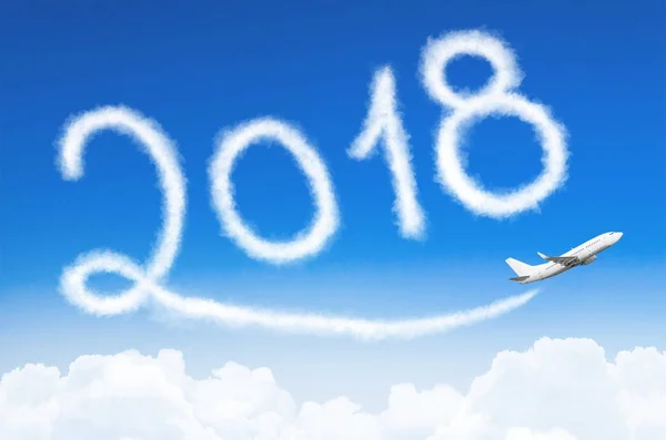 Mutlu yeni yıl 2018 kavramı. Uçak buharı contrail gökyüzünde çizerek.