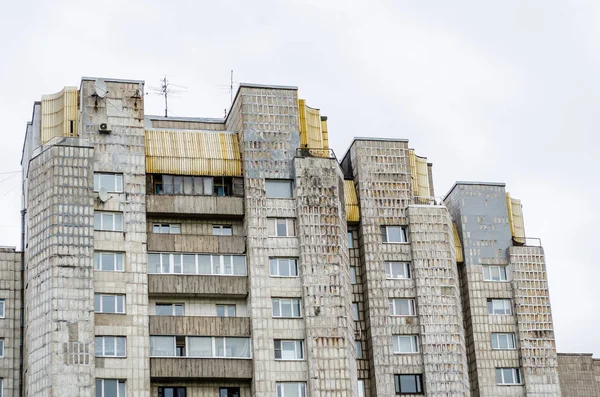 Oude huizen van meerdere verdiepingen, met gaten in beton. — Stockfoto