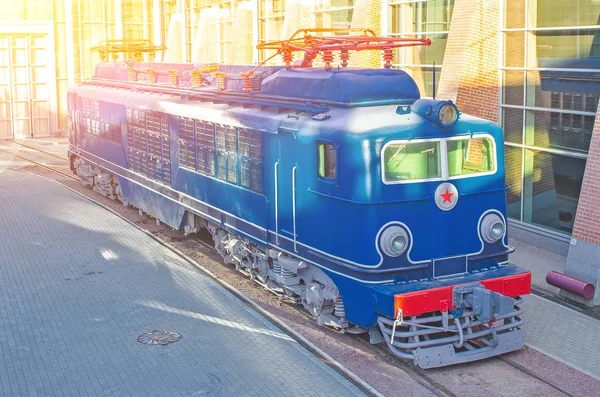 Electric locomotive on the platform of the railway station. — Stock Photo, Image