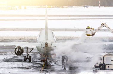 yer ekibi de-icing sağlar. Onlar Don oluşumunu engeller uçak, püskürtme.