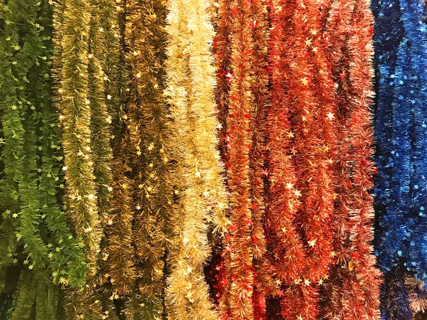 Ano Novo e Natal ouropel de diferentes cores textura de fundo . Imagem De Stock