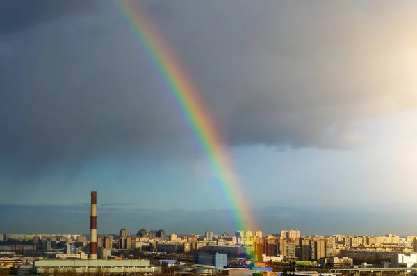 Cidade industrial casa urbana céu chuva arco-íris . — Fotografia de Stock
