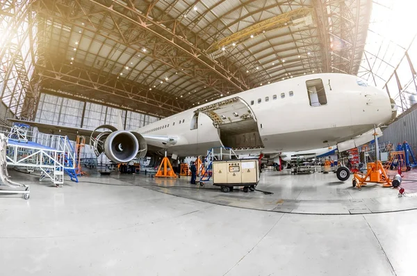 Aeronave de avião em um hangar para o serviço . — Fotografia de Stock