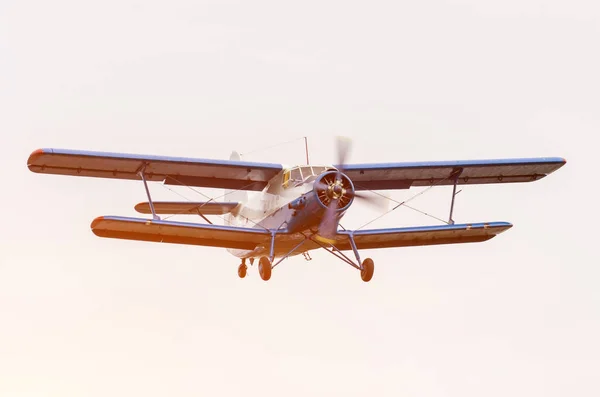 古い複葉機 ターボプロップ機の飛行空 — ストック写真
