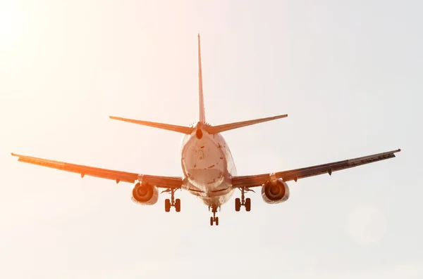 Avión de pasajeros aterrizando en el aeropuerto de cielo atardecer . — Foto de Stock