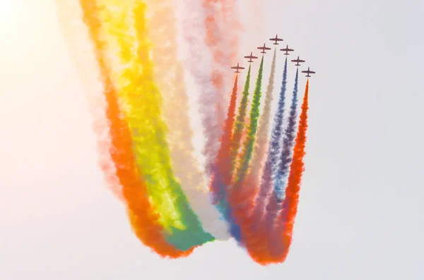 青い空を背景に煙のトレースと白のターボプロップ航空機のグループ. — ストック写真