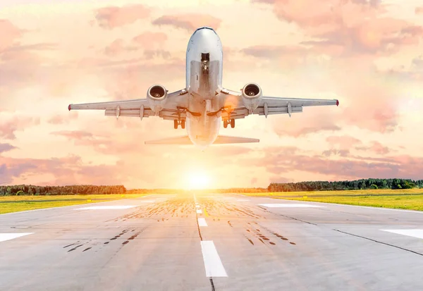 旅客飛行機の着陸、ミスト アプローチ周りに行く夕暮れ時、滑走路に. — ストック写真