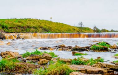 Sonbahar düz şelale park kahverengi su.