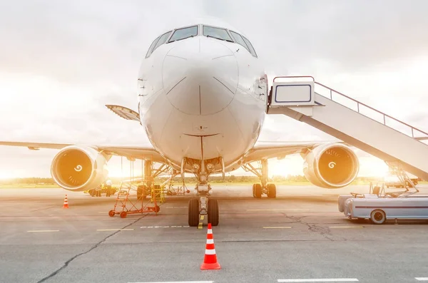 Aviones de pasajeros estacionados en el aeropuerto con escalera . — Foto de Stock