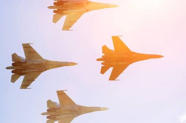 Askeri savaş uçağı uçak bulutlar güneş parlamayı yukarıda.