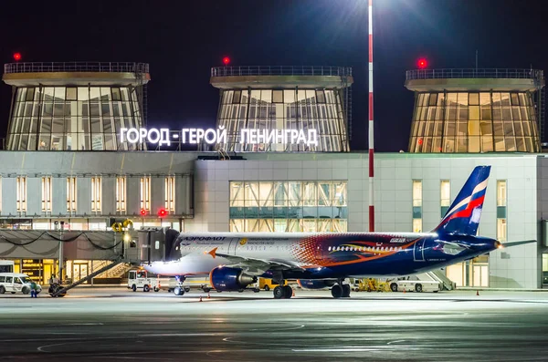 Airbus a321 Aeroflot, aeropuerto Pulkovo, Rusia San Petersburgo 20 abril 2017 . — Foto de Stock