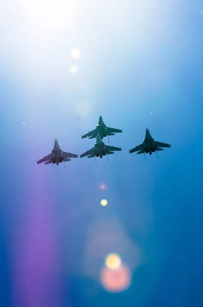 Avión de caza militar sobre las nubes resplandor del sol . —  Fotos de Stock