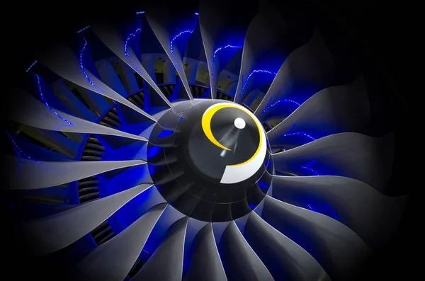 Motore aereo e lame con retroilluminazione blu primo piano sfondo ombra nera . — Foto Stock