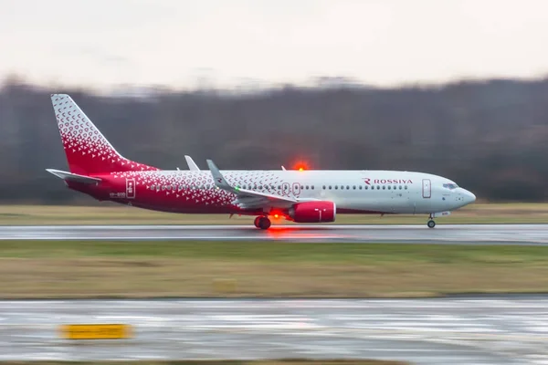 Boeing 737 Rossiya airlines, Lotnisko Petersburg-Pułkowo, Rosja Sankt Petersburg 22 listopada 2017. — Zdjęcie stockowe