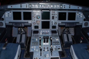 Kokpit uçak pilotları bir durumda olduğunu soğuk ve karanlık.